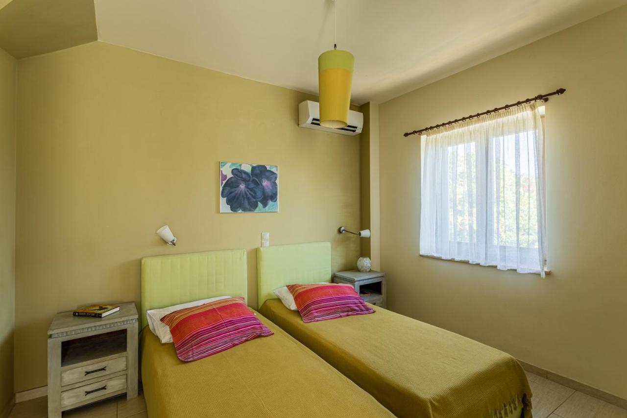 Tria Luxury Residences Stoupa Exterior photo
